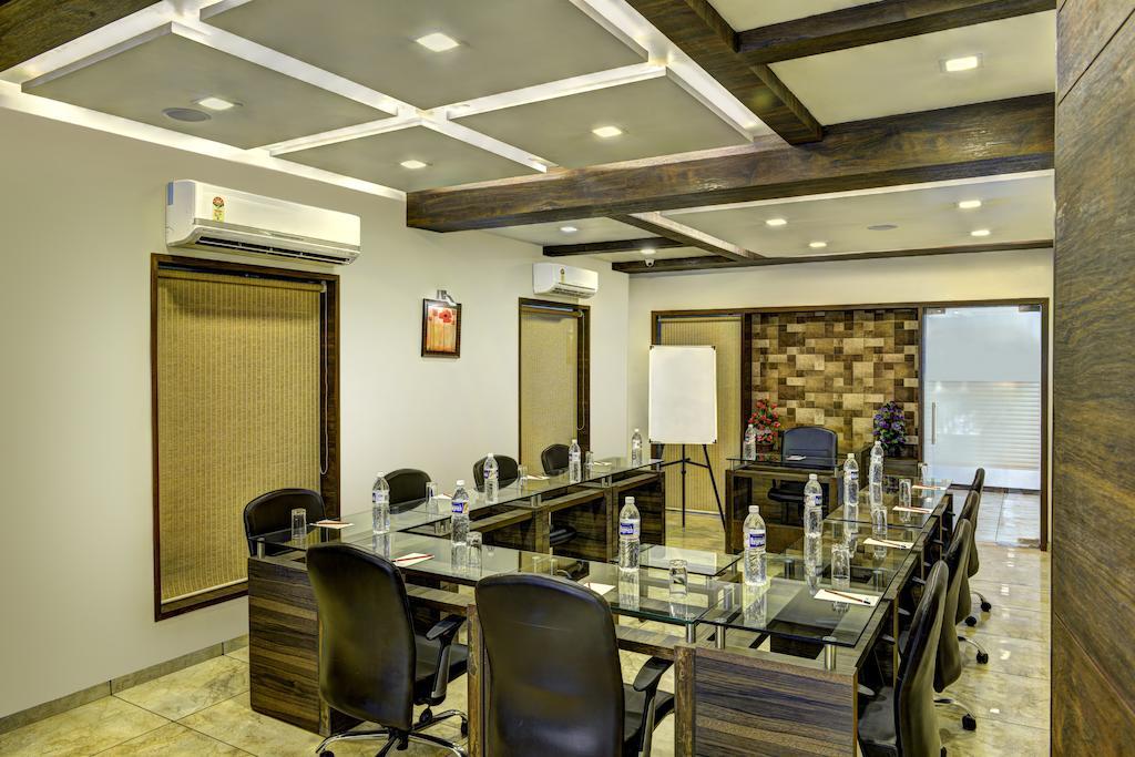 אחמדאבאד Hotel Aaram Orchard מראה חיצוני תמונה