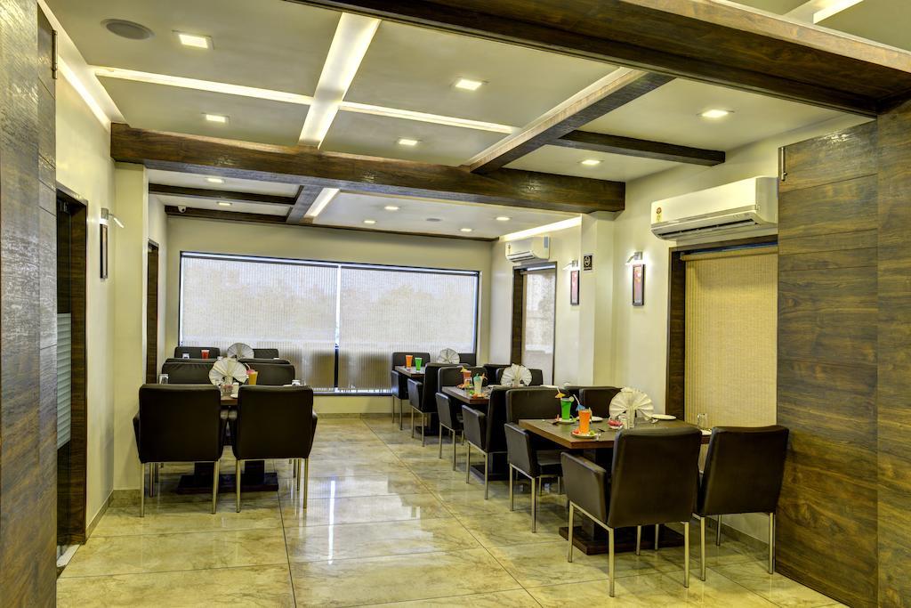 אחמדאבאד Hotel Aaram Orchard מראה חיצוני תמונה
