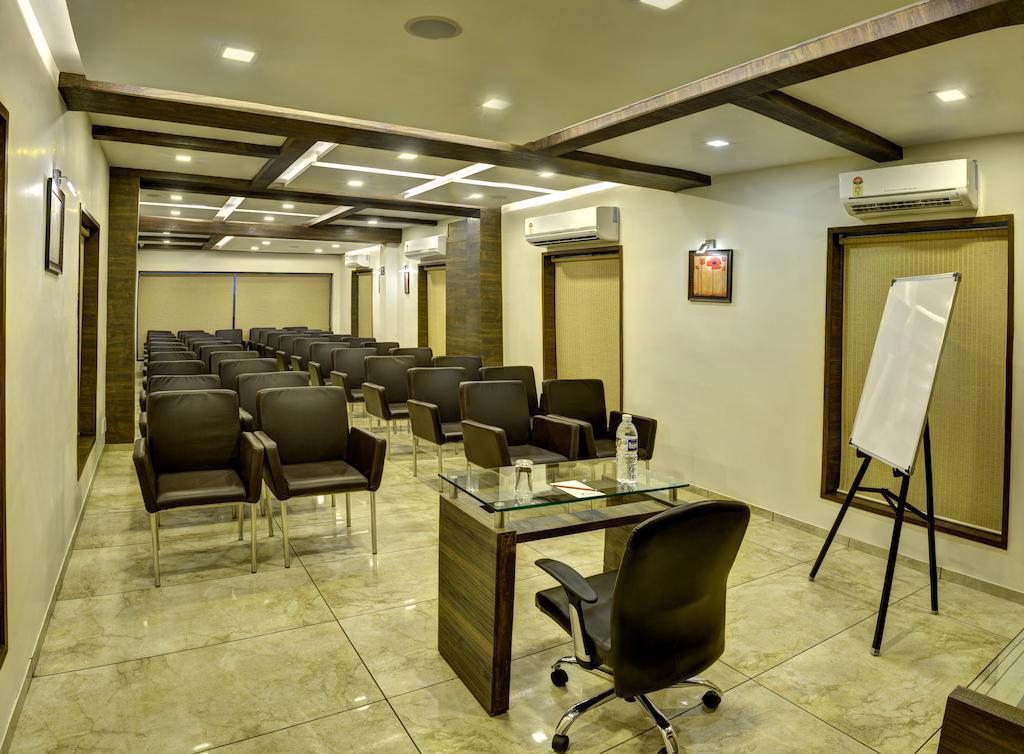 אחמדאבאד Hotel Aaram Orchard מראה חיצוני תמונה